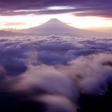 安倍峠から望む夜明けの雲海と富士山の写真 「夜明けの轟き」