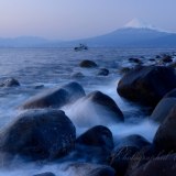 井田海岸から見た富士山の写真 「ゆらめきの海岸」