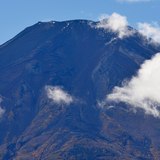 忍野村より望む2017年10月23日初冠雪の富士山の写真 「淡すぎる”初冠雪”」