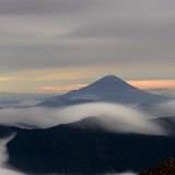 赤石岳から朝焼けの富士山の写真 「夜明けの灯」