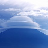 笠雲の富士山の写真 「precious hat」