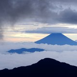 赤石岳から望む富士山の写真 「暗黒のカーテン」