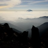 北岳から月光の富士山の写真 「南アルプスの神殿」