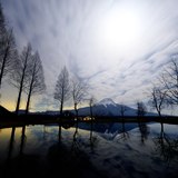 ふもとっぱらから望む月光の逆さ富士の写真 「時は流れて」