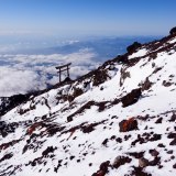 富士山富士宮口8合目の鳥居の写真 「降雪の斜面」