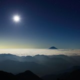 白河内岳から雲海と富士山の星景の写真 「月光浴」