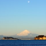 逗子マリーナからの富士山と月の写真 「月と遊ぶ朝」