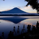 田貫湖のダイヤモンド富士とカメラマンの写真 「夜明けを待つ人達」