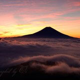 安倍峠からの富士山と雲海の写真 「染め尽くす」