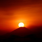 舞浜から望む東京ゲートブリッジとダイヤモンド富士の写真 「夕陽の足跡」