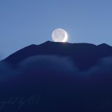 地球照のパール富士の写真 「地球照沈む」