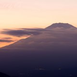 松田山から夕焼けの富士山と雲の写真 「絹の如し」