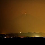 片瀬西浜海岸より望むパール富士の写真 「彼方で重なる影」