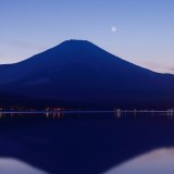 山中湖の富士山と三日月の写真 「地球照浮かぶ」