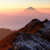 鳳凰三山と富士山の夜明けの写真 「秋空の光」