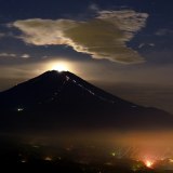 明神山からのパール富士と吊るし雲の写真 「夜空の天使」