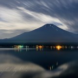 山中湖の月光逆さ富士の写真 「真夜中の流れ」