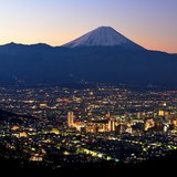 千代田湖白山から望む甲府の夜景と富士山の夜明けの写真 「街よ明けて」