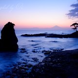 立石公園から望む夕暮れの富士山の写真 「和みの夕景」