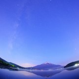 山中湖から天の川と富士山の写真 「夜明けに降り注ぐ」