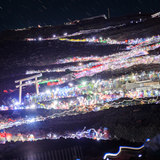 富士山を夜間登山する登山者のヘッドライトの軌跡の写真 「Illuminated Trail」