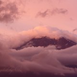 朝焼けの望遠富士の写真 「ワインレッドの朝」