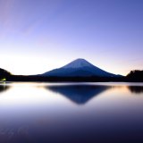 精進湖の夜明けの逆さ富士の写真 「彼方なる目覚め」