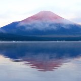 山中湖より望む赤富士と逆さ富士の写真 「赤富士くすぶって」