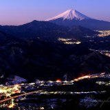 百蔵山の夜景と富士山の写真 「桃色の夜明け」