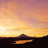 大観山からの夕焼けと富士山の写真 「光と影」