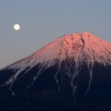 田貫湖から望む紅富士と月の写真 「昇月」