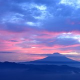 安倍峠からの朝焼けと富士山の写真 「藍空を塗り替えて」