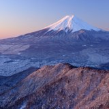 三つ峠のモルゲンロートと富士山の写真 「朝陽に染まる」