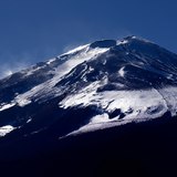 富士吉田市から望む「銀富士」の写真 「雪面の輝き」