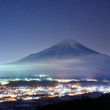 高座山からの富士山と夜景の写真 「冷たい星空」