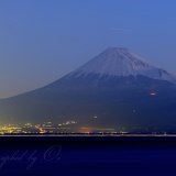 井田御浜からの夜景と富士山の写真 「海越し夜の景」
