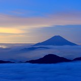 赤石岳から夕暮れの富士山の写真 「蒼闇光る」