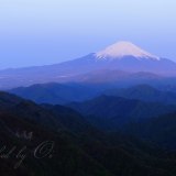 塔ノ岳からの富士山の写真 「山並み目覚める」