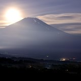 三国峠から夜の富士山と月の写真 「幻想夜」