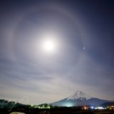月暈と富士山と夜景の写真 「暈浮かぶ町」