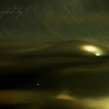 笠雲と夜景の富士山の写真 「侵略者」