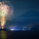 富士山と「本栖湖神湖祭」花火大会の写真 「静かなる夜に咲く」