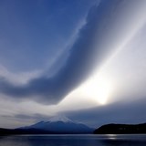 山中湖から望む吊るし雲と夕日の写真 「ブーメラン」