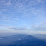 富士山山頂剣ヶ峰から望む影富士の写真 「遠く長く」