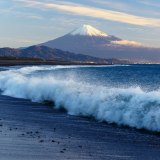 三保海岸の波と富士山の写真 「荒波打ち寄せ」