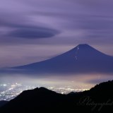 三つ峠の夜景と吊るし雲の写真 「闇夜の渦」