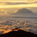 赤石岳から望む雲に包まれた富士山の写真 「キミはそこにいる」