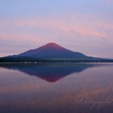 山中湖の赤富士と逆さ富士の写真 「彩空に佇む」