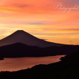 大観山の夕焼けの写真 「台風の置き土産」