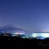 パノラマ台からの富士山と星空の写真 「億千の輝き」